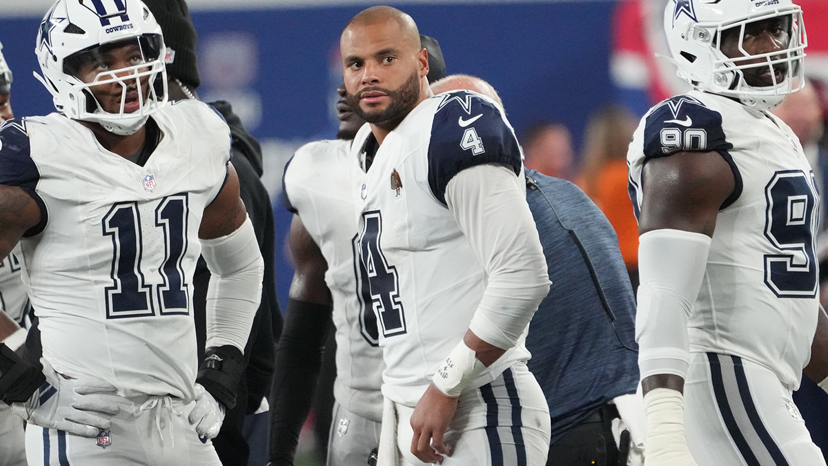 allas Cowboys quarterback Dak Prescott (4) while playing New York Giants in the 1st half at MetLife Stadium