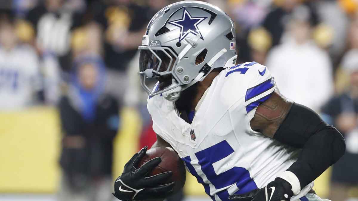 Dallas Cowboys running back Ezekiel Elliott (15) runs the ball against the Pittsburgh Steelers during the fourth quarter at Acrisure Stadium. Dallas won 20-17. 