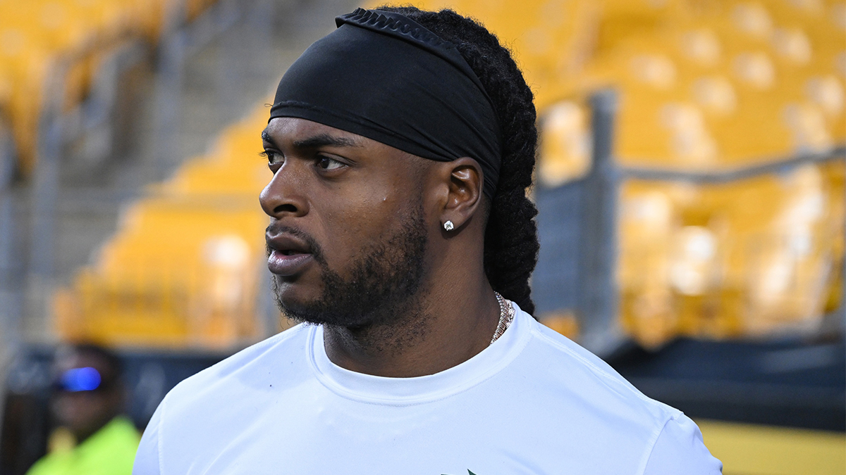 New York Jets wide receiver Davante Adams (17) takes the field for warms up for a game against the Pittsburgh Steelers at Acrisure Stadium.