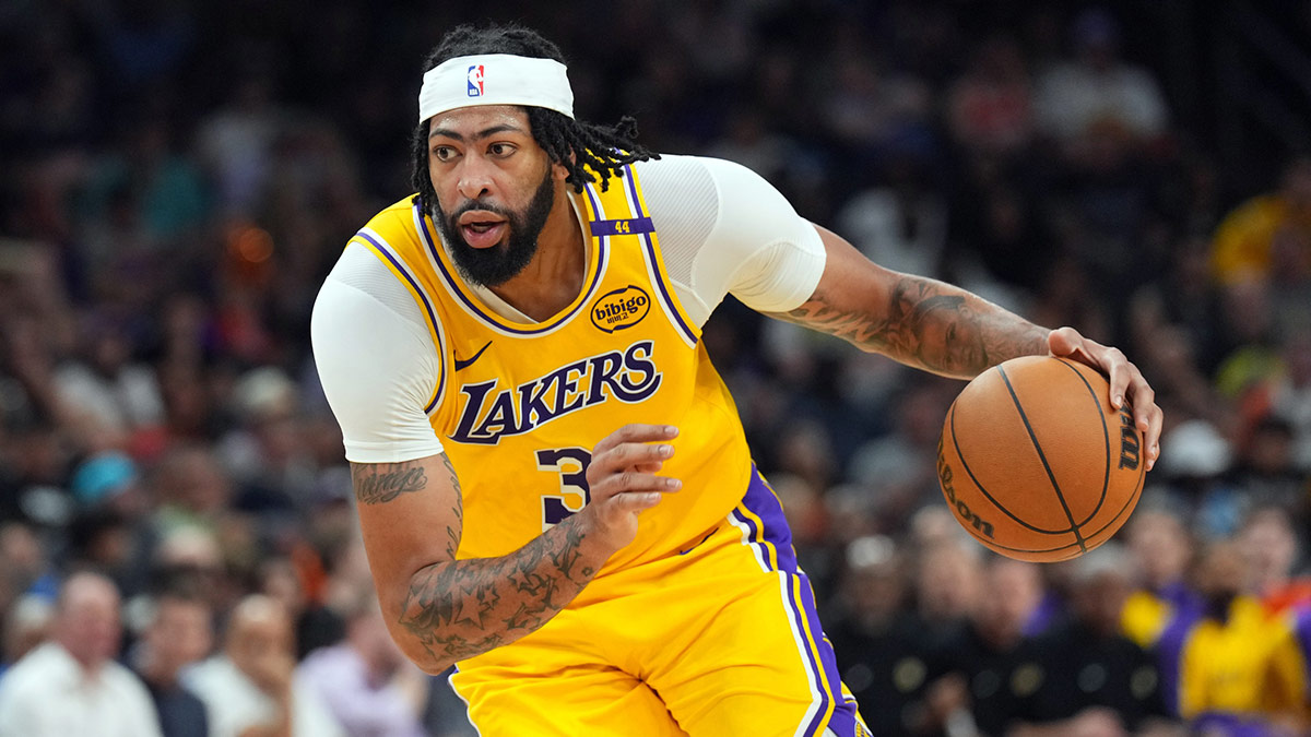 Los Angeles Lakers forward Anthony Davis (3) dribbles against the Phoenix Suns during the second half at Footprint Center.