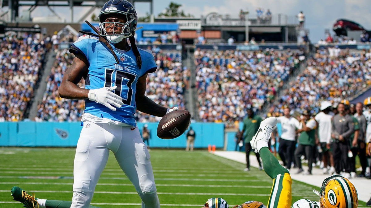 Tennessee Titans wide receiver DeAndre Hopkins scores a touchdown past Green Bay Packers cornerback Eric Stokes.