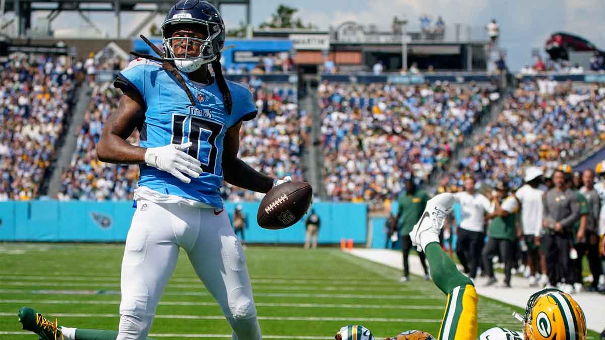 Tennessee Titans wide receiver DeAndre Hopkins scores a touchdown past Green Bay Packers cornerback Eric Stokes.