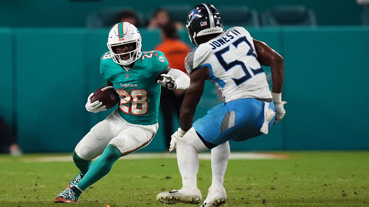 Miami Dolphins running back De'Von Achane (28) runs the ball against Tennessee Titans linebacker Ernest Jones IV (53) during the second half at Hard Rock Stadium. 