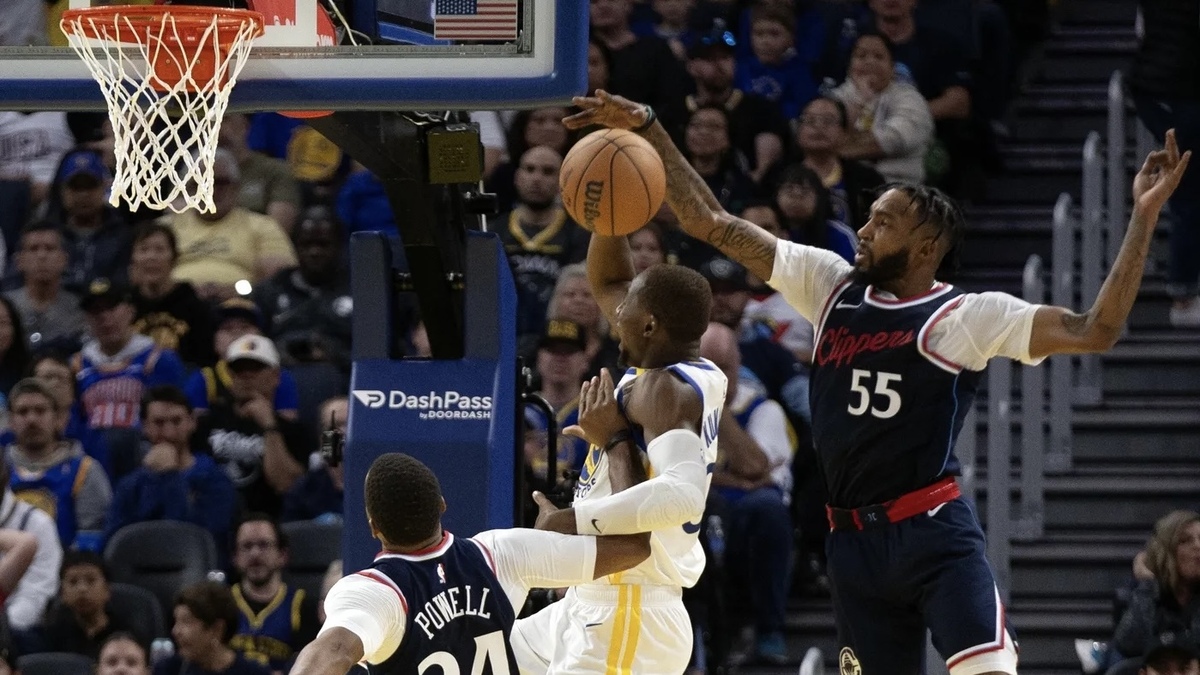 Los Angeles Clippers forward Derrick Jones Jr. (55) contests a shot by Golden State Warriors forward Jonathan Kuminga (00) during the fourth quarter at Chase Center.