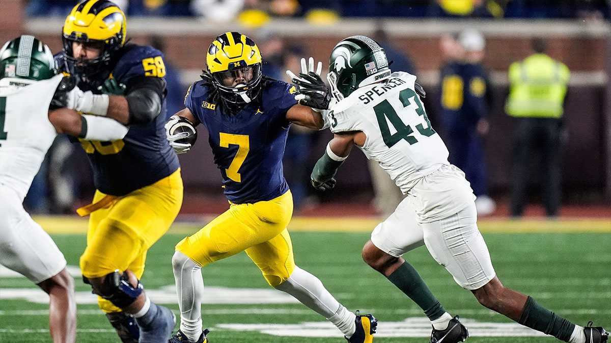Michigan running back Donovan Edwards (7) runs against Michigan State defensive back Malik Spencer (43) during the second half at Michigan Stadium