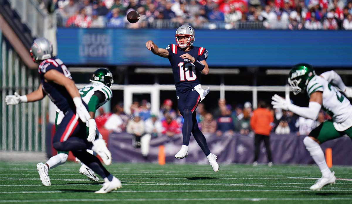 New England Patriots quarterback Drake Maye (10) throws a pass against the New York Jets in the first quarter at Gillette Stadium.