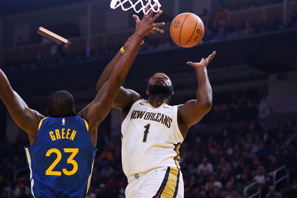 New Orleans Pelicans forward Zion Williamson (1) shoots during the first quarter against Golden State Warriors forward Draymond Green (23) at Chase Center.