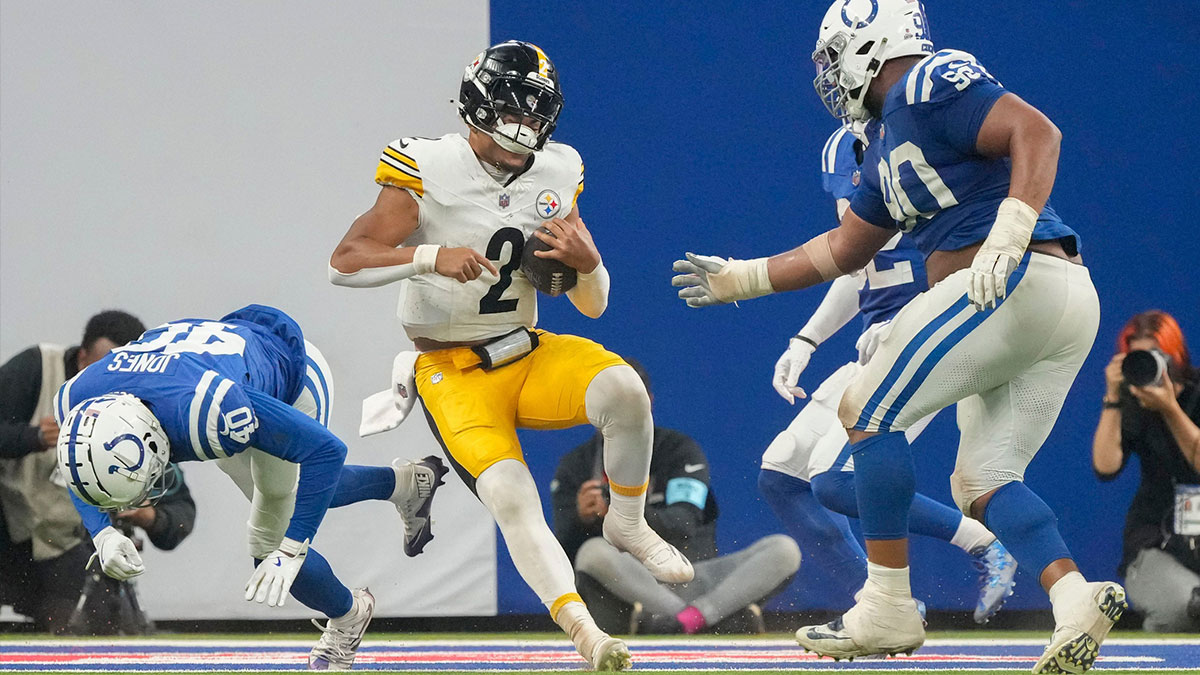 Pittsburgh Steelers quarterback Justin Fields (2) runs in for a touchdown Sunday, Sept. 29, 2024, during a game against the Indianapolis Colts at Lucas Oil Stadium in Indianapolis.