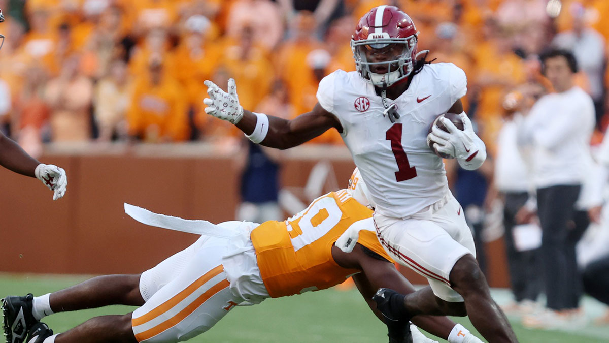 Oct 19, 2024; Knoxville, Tennessee, USA; Alabama Crimson Tide wide receiver Kendrick Law (1) dodges a tackle by Tennessee Volunteers linebacker Jalen Smith (39) in the third quarter at Neyland Stadium