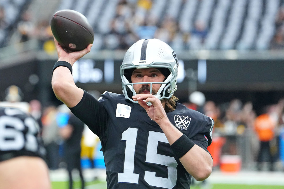 Las Vegas Raiders quarterback Gardner Minshew (15) warms up before a game against the Las Vegas Raiders at Allegiant Stadium. 