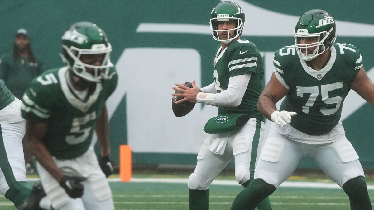 East Rutherford, NJ -- September 29 -- Aaron Rodgers of the Jets looks to pass to Garrett Wilson but Wilson didnÕt turn around to look for the ball as there was a miss communication of the play in the fourth quarter as the Denver Broncos edged the New York Jets 10-9 at MetLife Stadium.