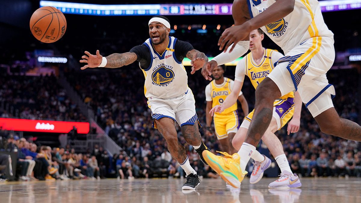 Golden State Warriors guard Gary Payton II (0) chases down a loose ball next to forward Kevon Looney (5) against the Los Angeles Lakers in the second quarter at the Chase Center.