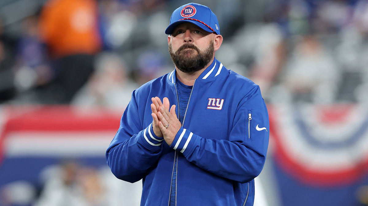 New York Giants head coach Brian Daboll during warmups before the game against the Cincinnati Bengals at MetLife Stadium. 