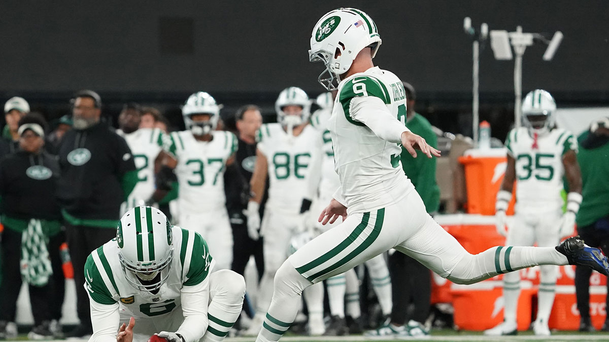 New York Jets kicker Greg Zuerlein (9) misses a field goal during the second half against the Buffalo Bills at MetLife Stadium.