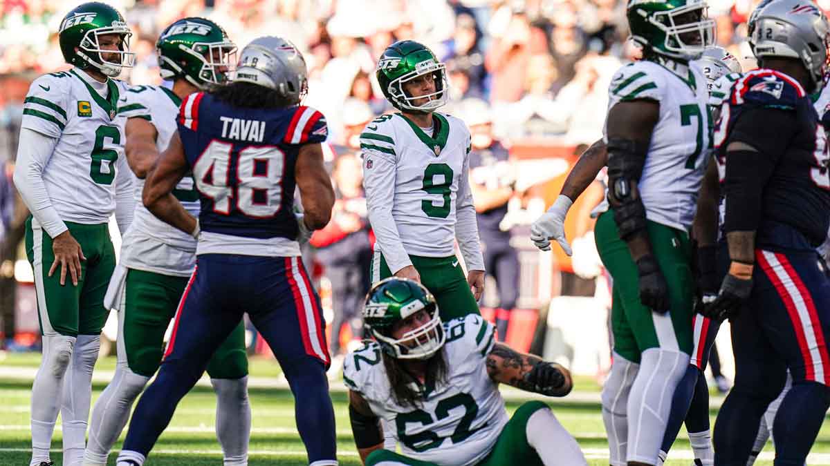 New York Jets place kicker Greg Zuerlein (9) reacts after missing the kick against the New England Patriots in the second half at Gillette Stadium.