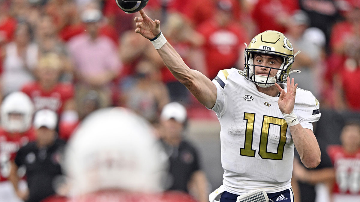 Georgia Tech Yellow Jackets quarterback Haynes King (10) attempts a pass against the Louisville Cardinals during the second half at L&N Federal Credit Union Stadium.