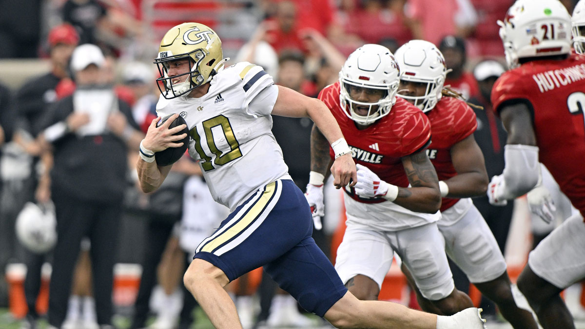 Georgia Tech Yellow Jackets quarterback Haynes King (10) runs the ball against the Louisville Cardinals during the second half at L&N Federal Credit Union Stadium.