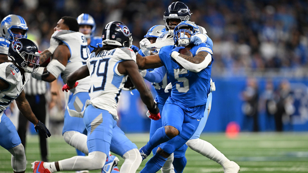 Lions running back David Montgomery (5) runs the ball against the Tennessee Titans in the first quarter at Ford Field