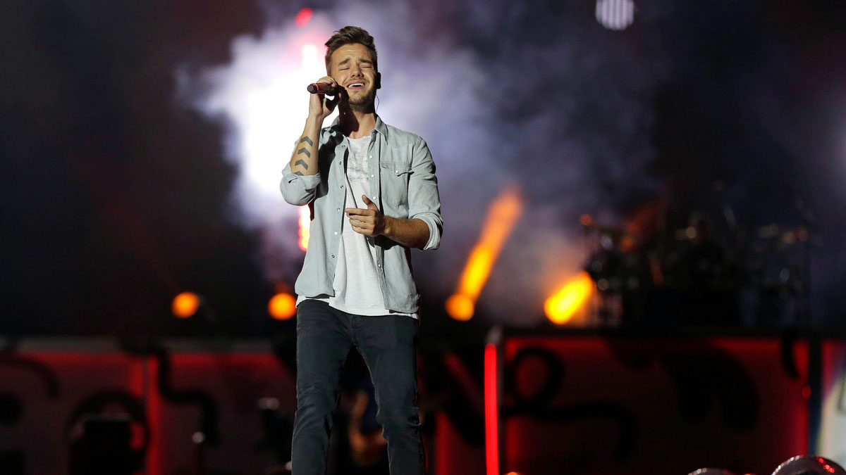Liam Payne of One Direction singing during 2015 concert in Milwaukee, Wisconsin.