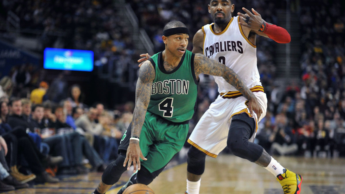 波士顿凯尔特人队后卫以赛亚·托马斯（Isaiah Thomas）（4）在第三节在Quicken Loans Arena上运球克利夫兰骑士队的后卫Kyrie Irving（2）。骑士队以120-103获胜。 