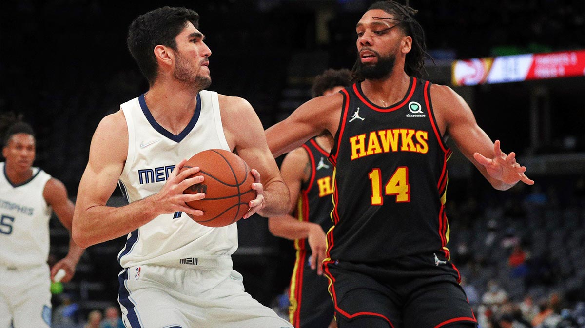 The attacker Memphis Grizlsa Santi Aldam (7) reaches the basket as the Atlanta Hox Straper (14) defends during the second half at the FedExforum.