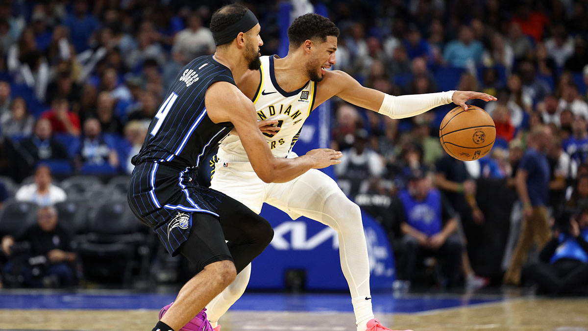 Orlando Magic guard Jalen Suggs (4) guards Indiana Pacers guard Tyrese Haliburton (0) in the third quarter at Kia Center.