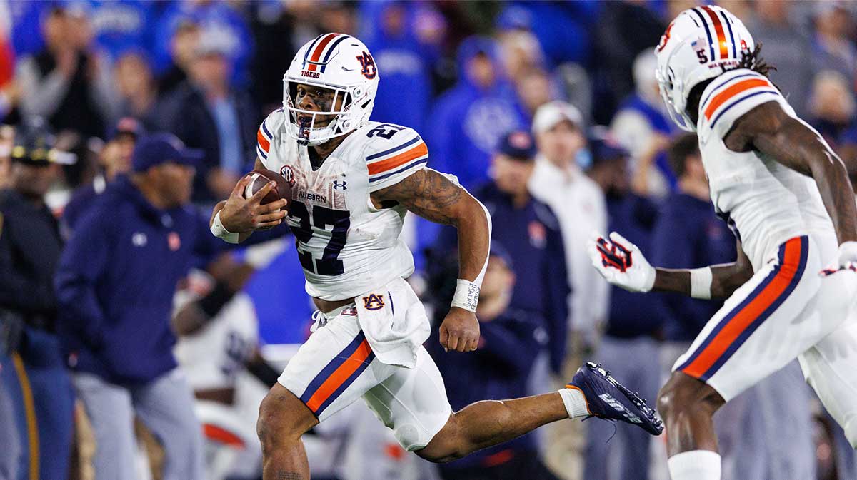 Auburn Tigers running back Jarquez Hunter (27) runs the ball into the end zone for a touchdown during the fourth quarter against the Kentucky Wildcats at Kroger Field.