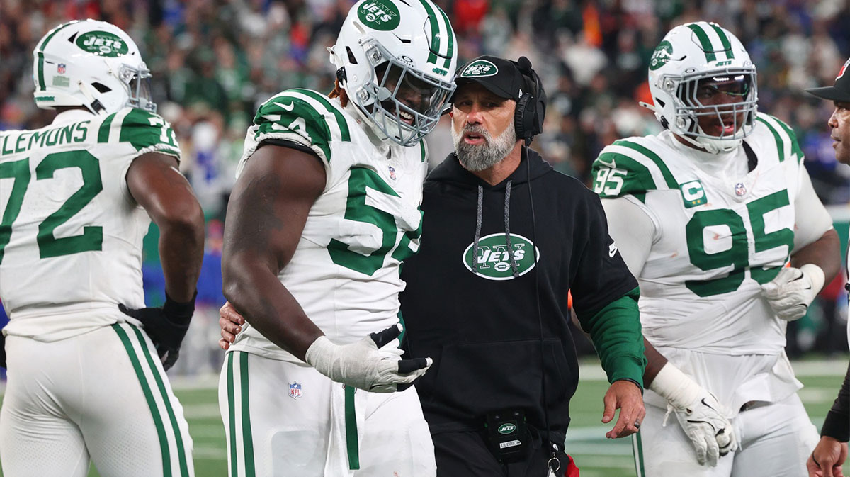 New York Jets head coach Jeff Ulbrich speaks with New York Jets defensive tackle Javon Kinlaw (54) during the second half of their game against the Buffalo Bills at MetLife Stadium
