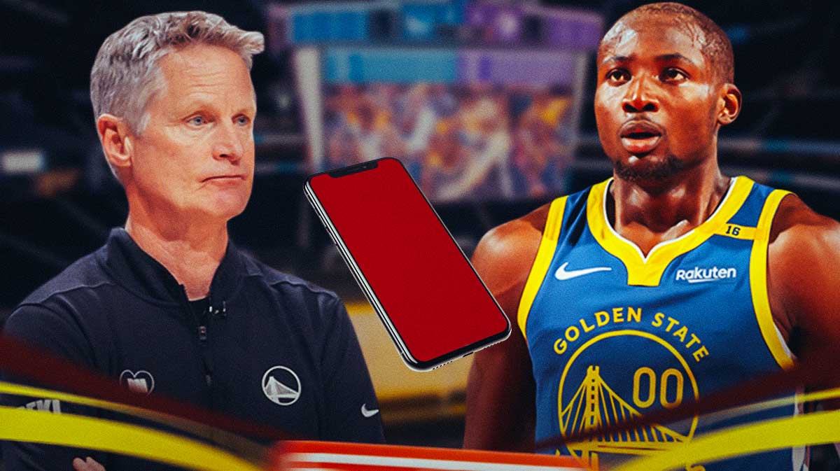 Steve Kerr and Jonathan Kuminga with a cellphone in the middle of them.