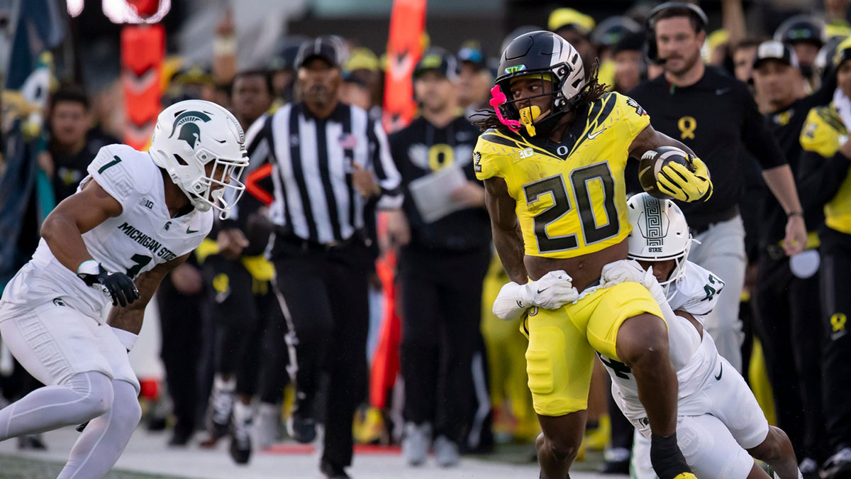 Oregon Ducks running back Jordan James breaks away with the ball as the Ducks host the Spartans
