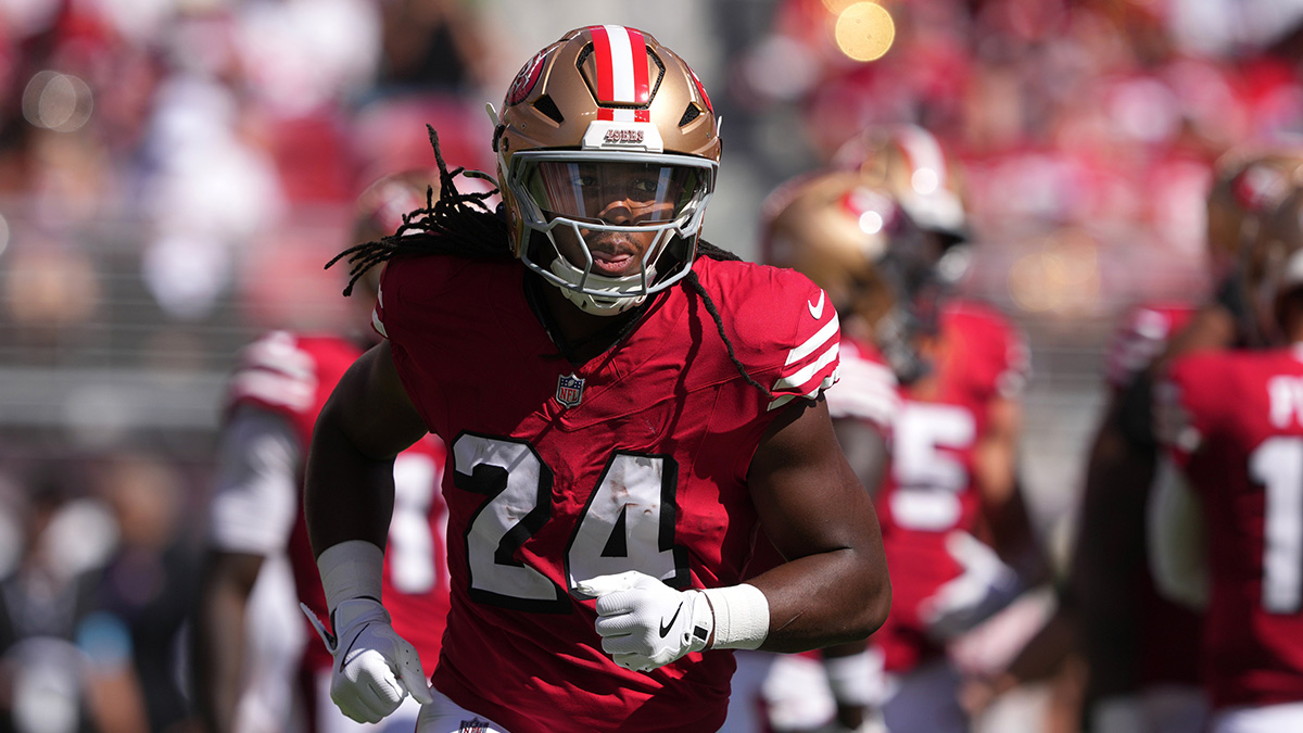 San Francisco 49ers running back Jordan Mason (24) during the first quarter against the Arizona Cardinals at Levi's Stadium. 