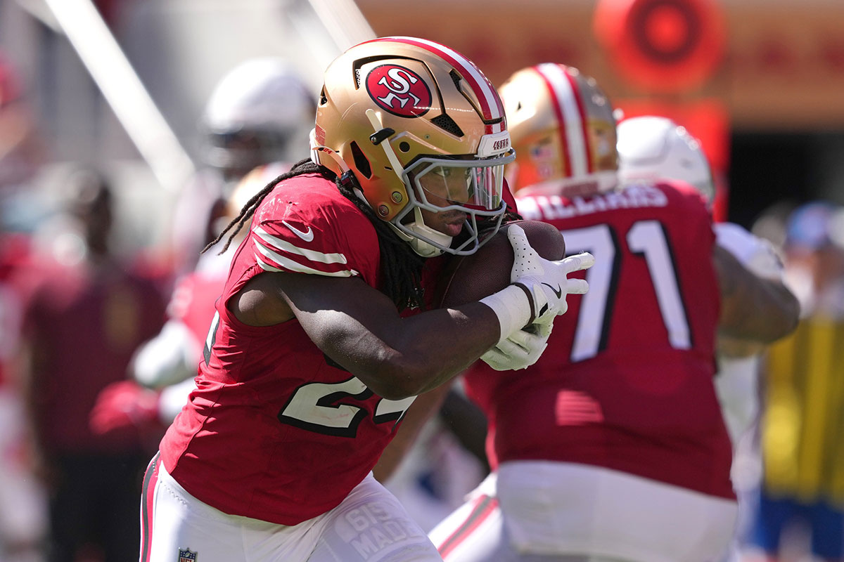San Francisco 49ers running back Jordan Mason (24) carries the ball against the Arizona Cardinals during the second quarter at Levi's Stadium.