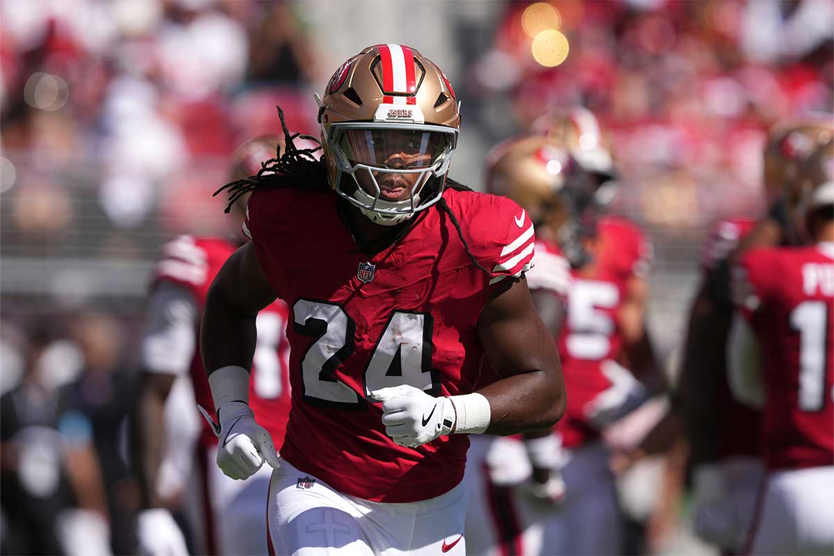 San Francisco 49ers running back Jordan Mason (24) during the first quarter against the Arizona Cardinals at Levi's Stadium.
