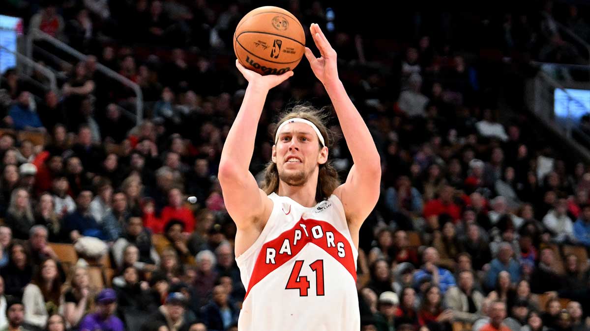 多伦多猛龙队前锋凯利·奥利尼克（Kelly Olynyk）（41）在下半场在斯科牛巴克郡竞技场向布鲁克林篮网射击。