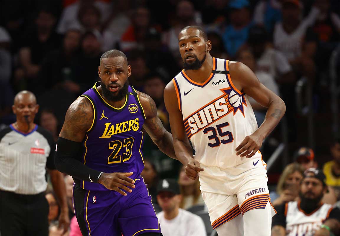 Los Angeles Lakers forward LeBron James (23) against Phoenix Suns forward Kevin Durant (35) at Footprint Center.