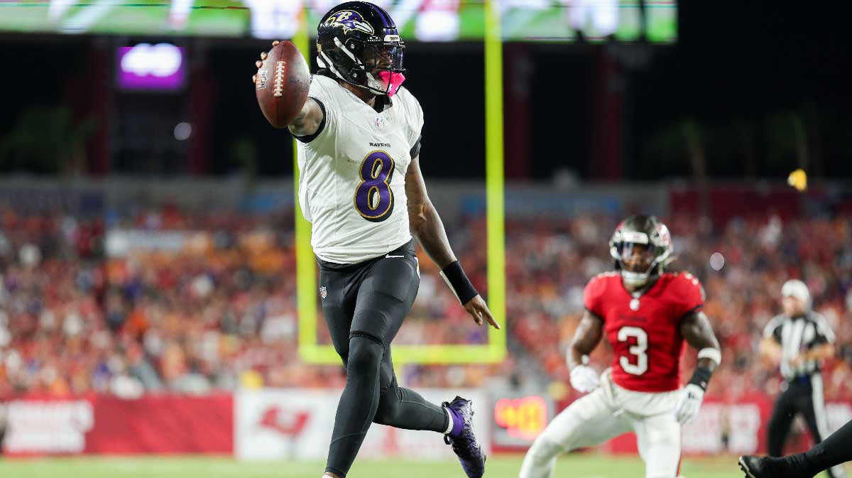 Baltimore Ravens quarterback Lamar Jackson (8) runs with the ball against the Tampa Bay Buccaneers in the second quarter at Raymond James Stadium.