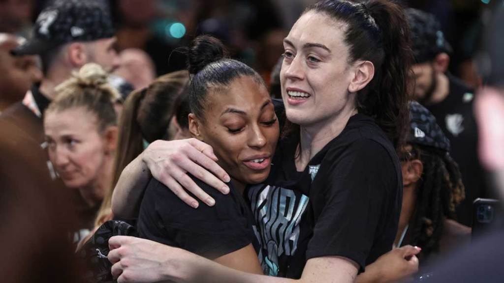 New York Liberty attacks Batnijah Lanei-Hamilton (44) and Breanna Stewart (30) Glory after winning the VNBA 2024 final. Year in the center of Barclays.