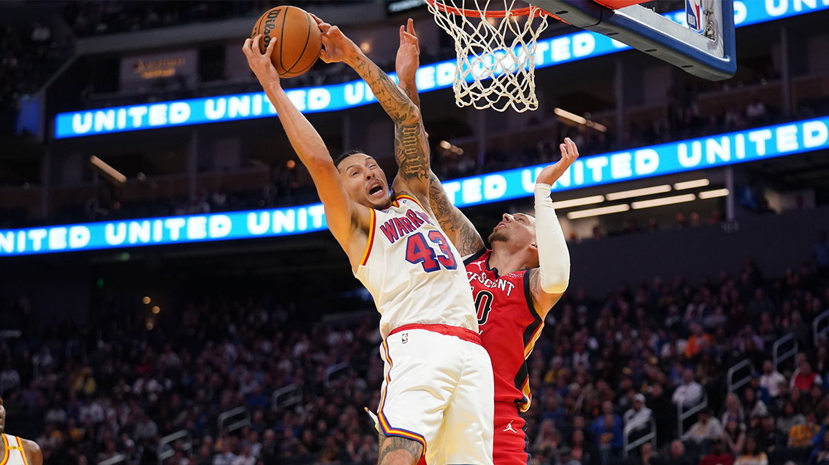 The golden state warriors of the forward Lindi Waters III (43) are held on the jump of new eagle pelican forward Daniel Theis (10) in the fourth quarter in Chese Center.