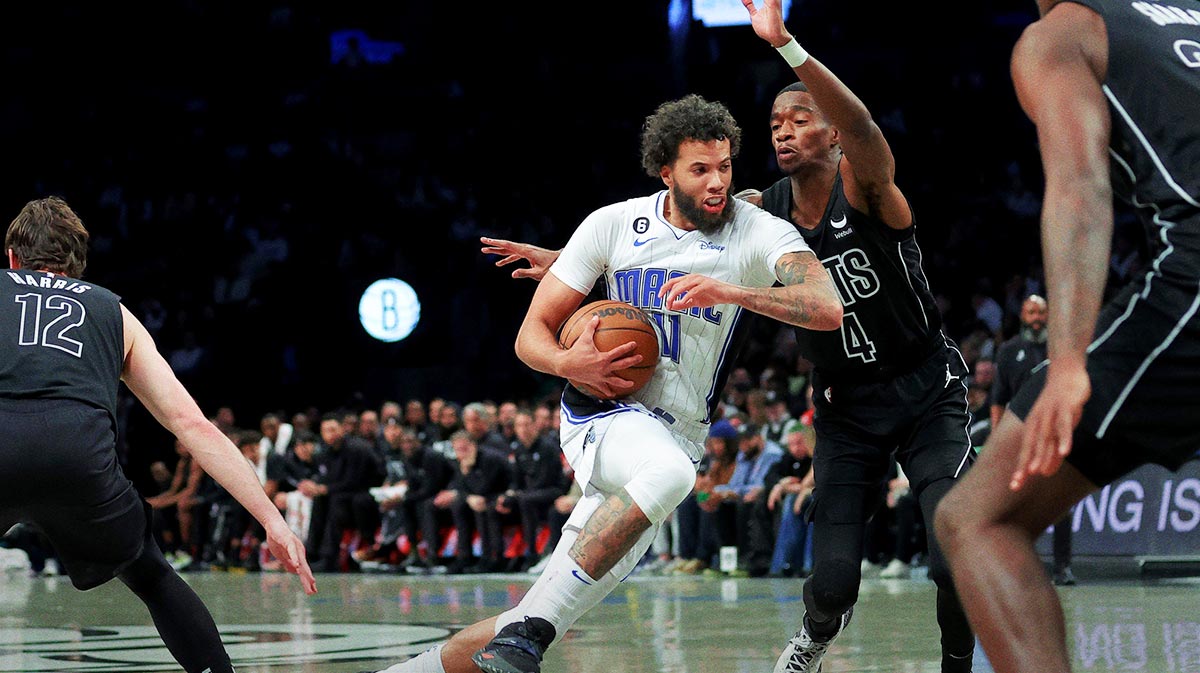 Bek Orlando Majkam Michael Karter-Viljams (11) Drive to Basket Brooklyn Nets Edmond Samner (4) and Joa Haris (12) and the center of Davy'ron Sharp (20) during the first quarter in Barcles Center. 