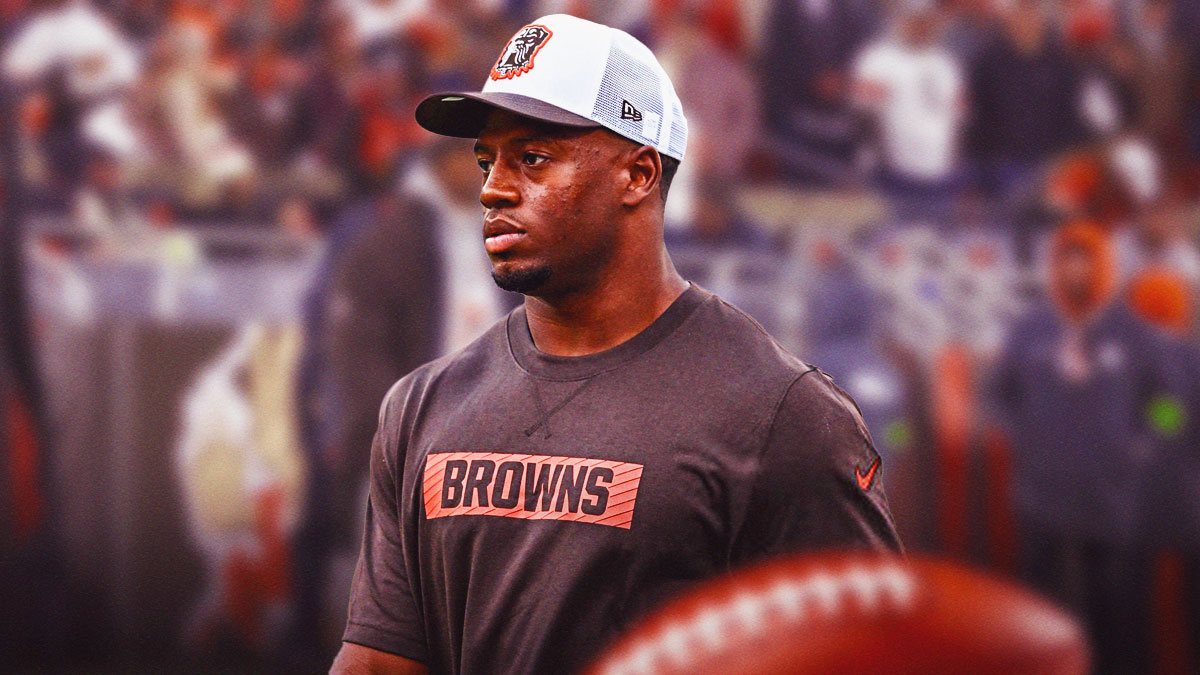 Nick Chubb helmet off on Browns sideline.
