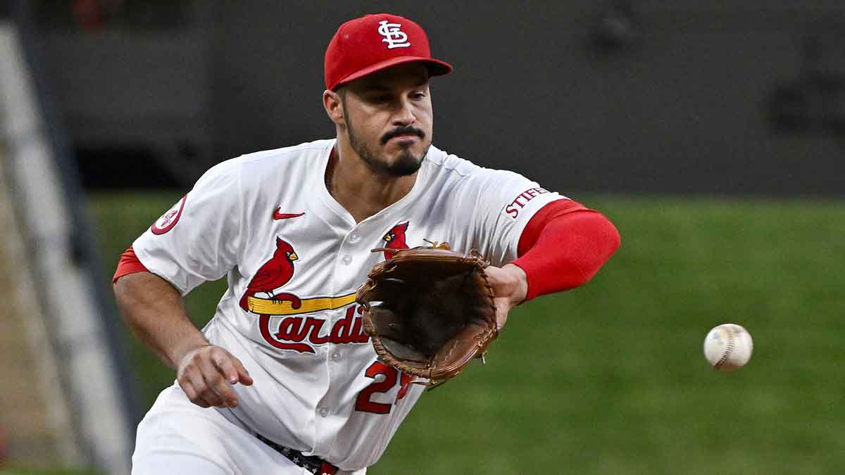 St. Louis Cardinals third baseman Nolan Arenado (28) fields a ground ball against the Pittsburgh Pirates during the first inning at Busch Stadium.