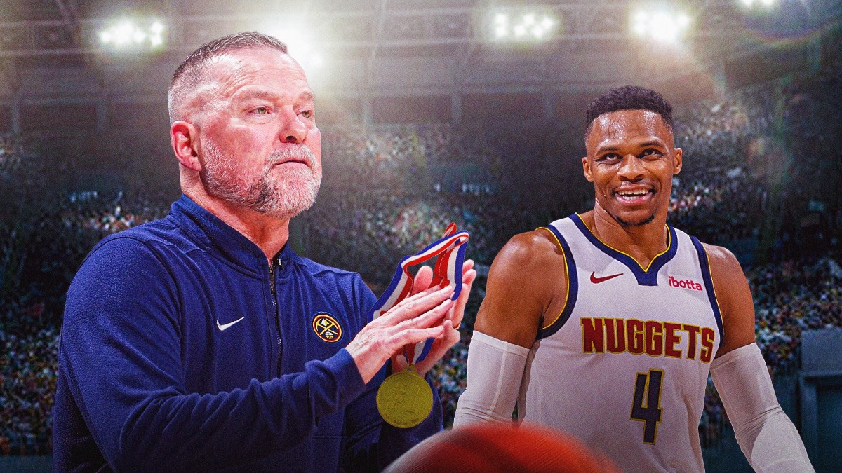 Michael Malone handing a medal to Russell Westbrook