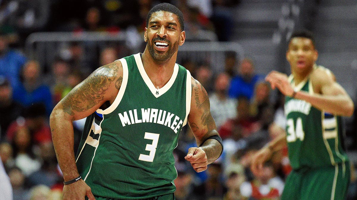 Back Milwaukee Bax Oj Maio (3) reacts after a three-point basis against Atlant Hox during the second half to the Philips Arena. Bows mastered Hoxes with 117-109 in a double extension.