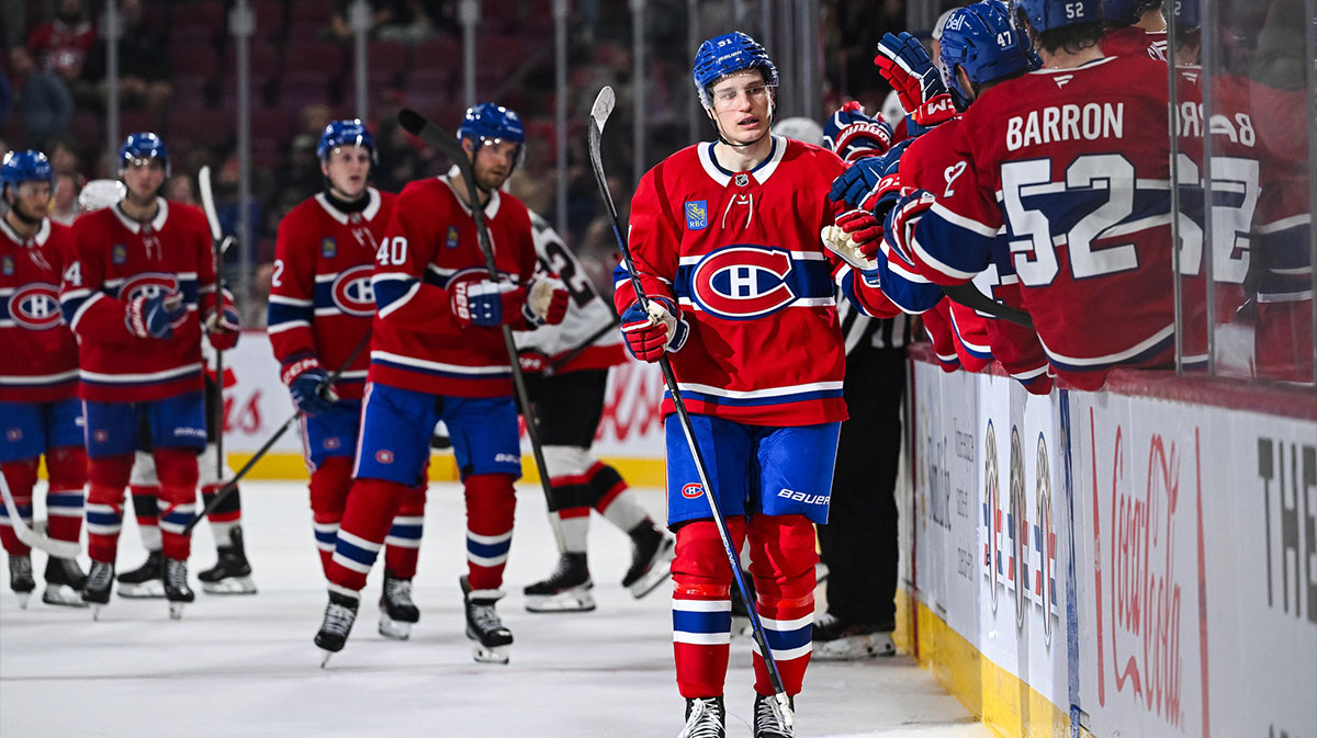  Montreal Canadiens center Oliver Kapanen (91) celebrates his goal against the Ottawa Senators with his teammates at the bench during the third period at Bell Centre. 