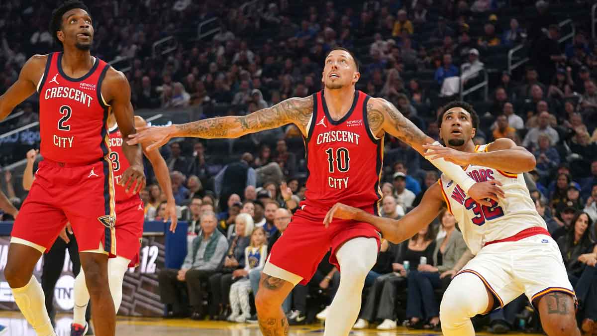 New Orleans Pelicans forward Daniel Theis (10) battles for position with Golden State Warriors forward Trayce Jackson-Davis (32) in the first quarter at the Chase Center.