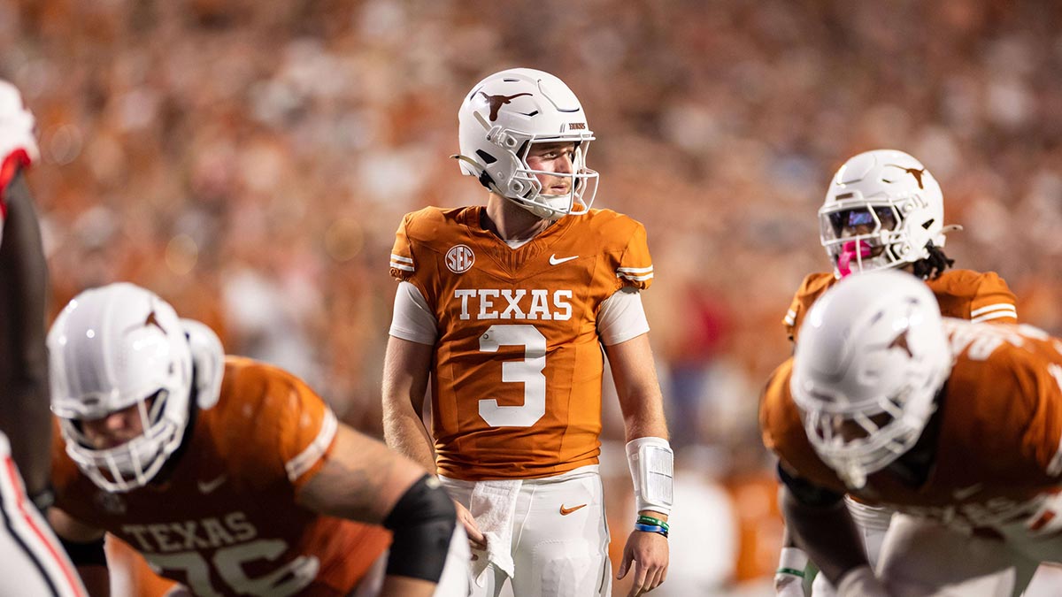 exas Longhorns quarterback Quinn Ewers (3) in the third quarter against the Georgia Bulldogs at Darrell K Royal-Texas Memorial Stadium.