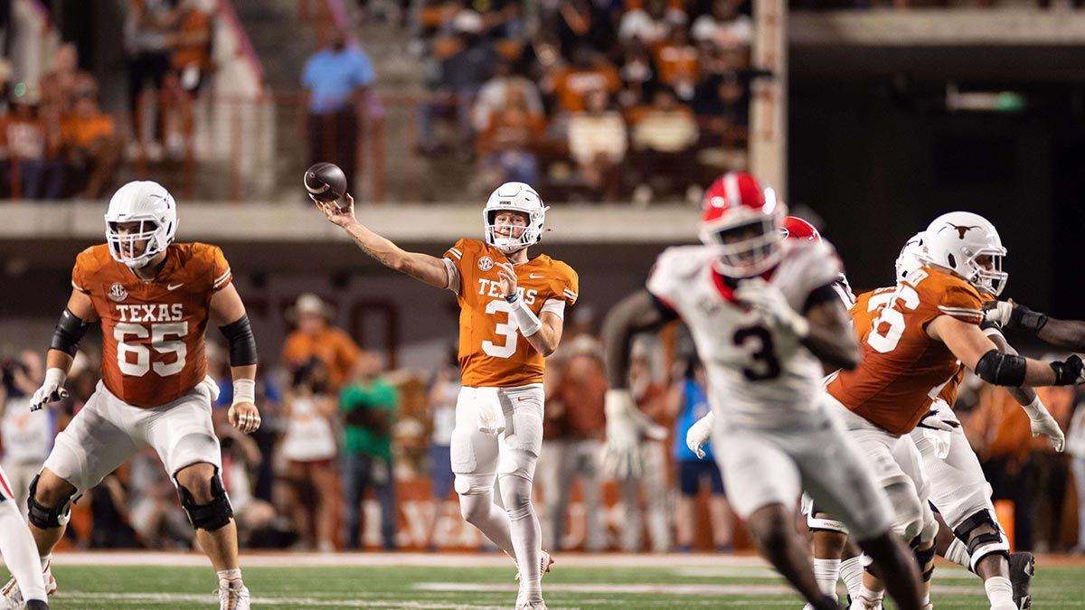 Texas Longhorns quarterback Quinn Ewers (3) throws a pass in the fourth quarter against the Georgia Bulldogs at Darrell K Royal-Texas Memorial Stadium.