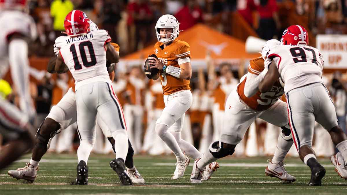 Texas Longhorns quarterback Quinn Ewers (3) drops back to pass against the Georgia Bulldogs during the first half at Darrell K Royal-Texas Memorial Stadium.