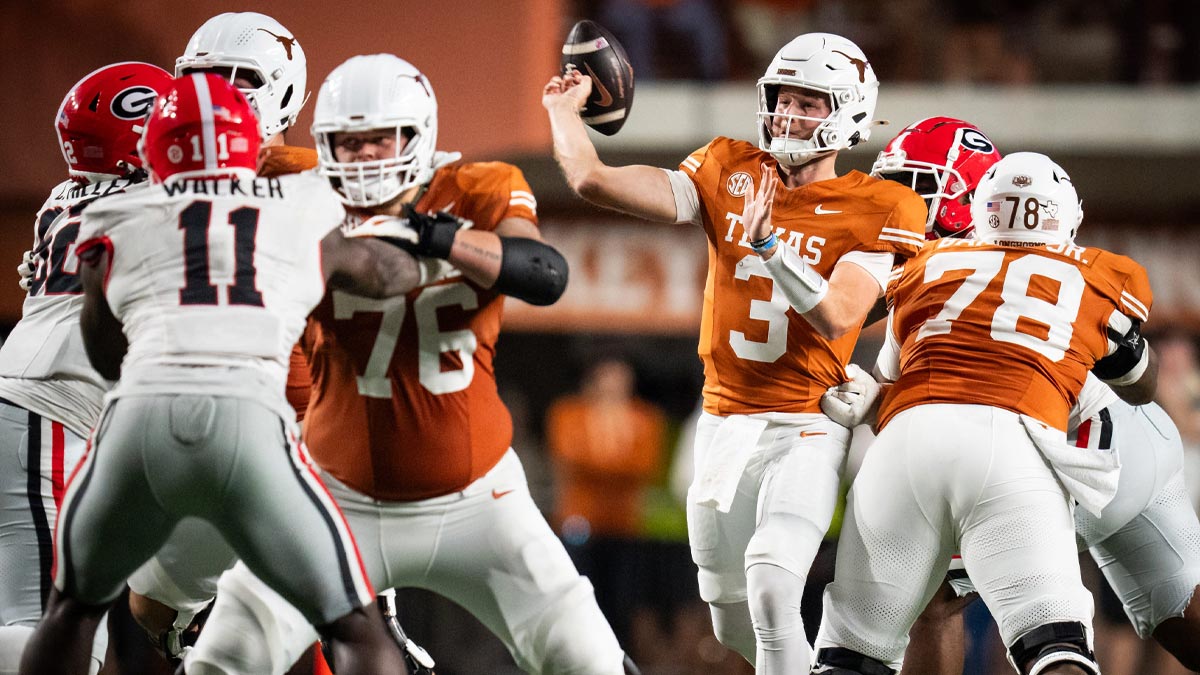 Texas Longhorns quarterback Quinn Ewers (3) throws a pass in the fourth quarter of the Longhorns' game against the Georgia Bulldogs at Darrell K. Royal Texas Memorial Stadium