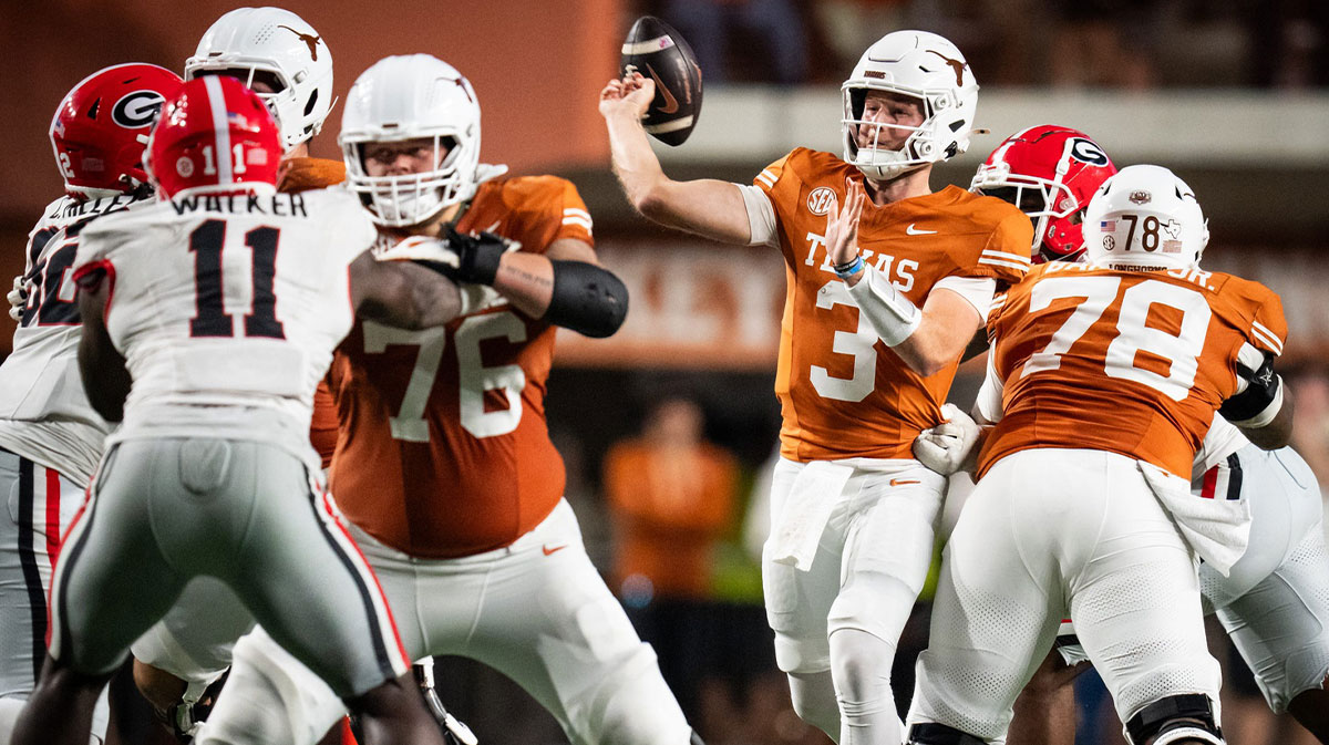 Texas Longhorns quarterback Quinn Ewers (3) throws a pass in the fourth quarter of the Longhorns' game against the Georgia Bulldogs